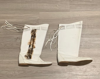 Vintage Wild Pair White Leather Feather Trim Low Flat Heel Fringe Hippie Boho Western Slanted Boots Size 5 N