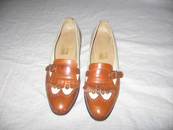 VTG Designer Ferragamo Made in Italy Tan White Fringe Holes  display picture 1