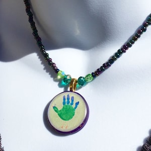 Arte infantil, colgante personalizado de arcilla polimérica y resina, recuerdo conmemorativo con foto hecho a mano, collar con letras de cuentas personalizado, OOAK
