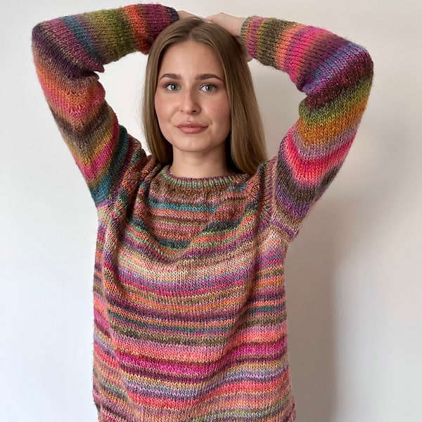 Auf Bestellung gefertigter lila / rot / rosa / regenbogenfarbener gestreifter Pullover aus Merinowolle