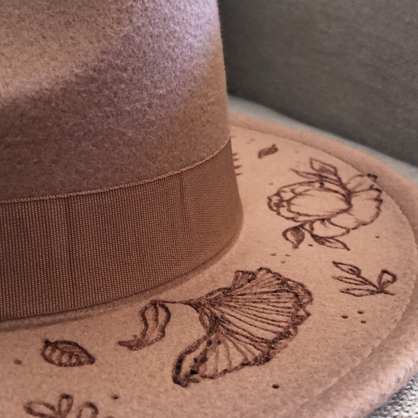 Chapeau feutre femme,fleurs personnalisées, Panama customisé,tattoo floral,chapeau mariée,burnt hat,fedora suédine, chapeau cérémonie,jeym