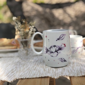 Grand Mug floral, mug café, peint à la main, grande tasse thé, porcelaine blanche, cadeau anniversaire, belle vaisselle, deco maison, jeym