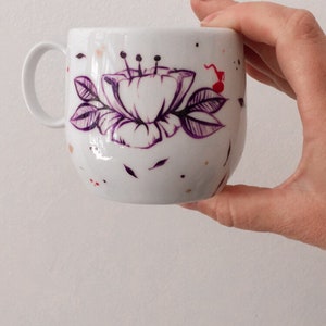 Mug floral, mug café, plumes, porcelaine peinte, tasse café, tasse thé, porcelaine blanche limoges, anniversaire, cadeau crémaillère, jeym floral