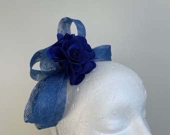 Nieuw! Koninklijke blauwe lus fascinator met bloem op een zilveren hoofdband.