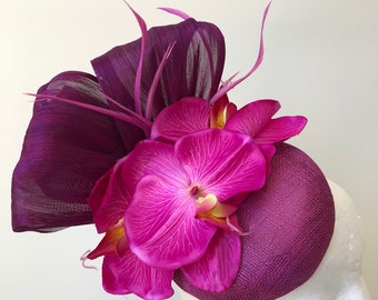 Lila Fascinator mit Schleifen, Orchideenblüten und Federn auf einem Haarreif! Auf Bestellung!