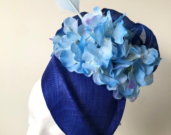 Blaue Luft Hostess Fascinator mit Schlaufen, Hydranger und Pfeil feder!