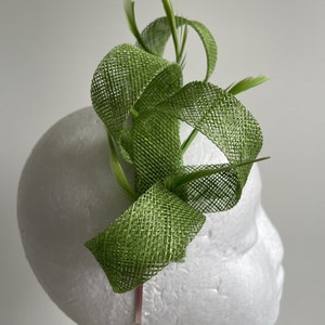¡Tocado de sinamay verde con plumas en diadema!