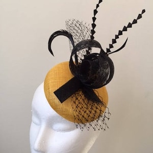 Schöne gelbe Taste Basis Fascinator mit schwarzen Schleifen und Blumen!