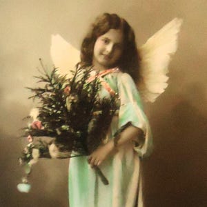 Antica cartolina di Natale - Bambina angelo, grandi ali, piccolo albero, vacanze invernali, tinte francesi, 1900