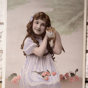 Antieke kattenbriefkaart - klein meisje, dierlijk huisdier kat kitten kattenliefhebber, modejurk, portret haarelastiek, Franse hand getint, 1900