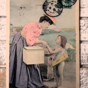 Cartolina antica di Cupido - Piccole ali d'angelo, frecce, donna edoardiana, moda del cappello, spiaggia di Box, mare, tinte francesi 1900
