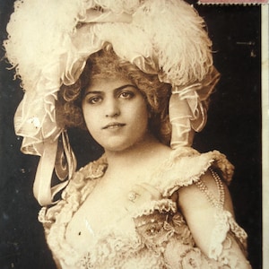 Antike Fleischige Fleuron Postkarte - Sinnliche sexy Künstlerin, nackter Dekolleté, große Hut-Rüschen, Edwardianisches Bild, french tönt 1900