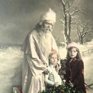 Antieke Franse kerstkaart - kerstman, twee meisjes kinderen, slee hulstcadeaus getint, sneeuw 1900