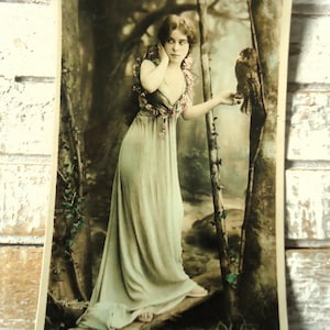 Wood nimf pop ansichtkaart - kunstenaar vrouw, bos lang haar, edwardiaanse jurk uil mystieke fee, Franse hand getint, 1900