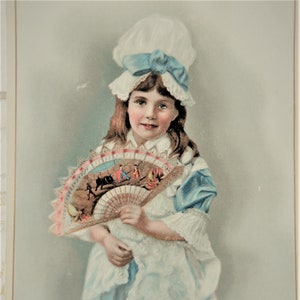 Vecchia carta commerciale francese - Bambina, abito lungo con cuffia, ventaglio decorato, carta commerciale vittoriana, retro bianco