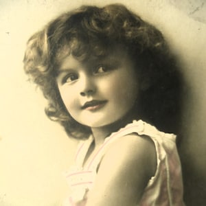 Ancienne carte postale portrait de Candice Ashton - Petite fille, modèle de beauté édouardienne, Belle Epoque, sépia français 1900