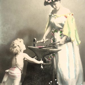 Carte postale ancienne de Cupidon - Petite fille, flèches femme forgeron marteau, Amour Belle Epoque, France teintée 1900