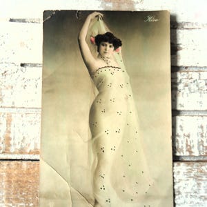 Antyczna pocztówka Miss Hero - CREASES-artysta Belle Epoque, kobieta, dama glamour, kwiaty, zmysłowy welon, francuskie przyciemnianie 1900