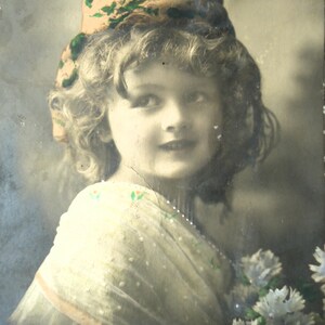 Carte postale ancienne de Candice Ashton - Petite fille, modèle de beauté édouardienne, chapeau Belle Epoque, fleurs, teinté 1900