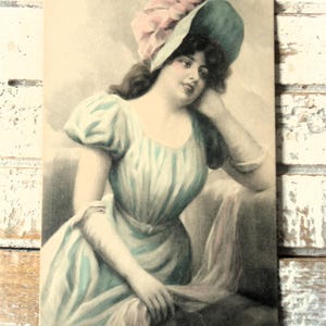 Antieke ansichtkaart in Vienne-stijl - tekening portret Victoriaanse vrouw, grote hoed, Frans getint 1900
