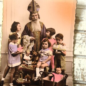 Antica cartolina di Babbo Natale - San Nicola, regali giocattoli bambola, bambini, bastone di Natale Sinterklaas, glitter francese tinto a mano 1920