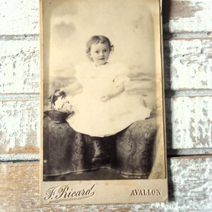 Antique cabinet card - Little girl child, lace dress basket, studio photographer F Ricard Avallon