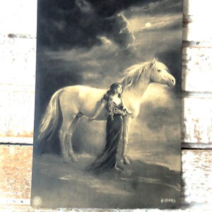 Cartão postal antigo de cavalo - Mulher, moça, pose romântica, nuvens noturnas etéreas, lindo conto de fadas, sépia francesa 1900