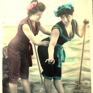 Antieke strandkaart - Edwardiaans badpak, golven van de zee, twee vrouwen zomer, visnet vakantiemode, Franse hand getint 1900