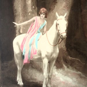 Antieke ansichtkaart paard - dame vrouw meisje, sjaal sluier, wit paard dier, romantische avond, paardrijden weg bos, frans getint 1900