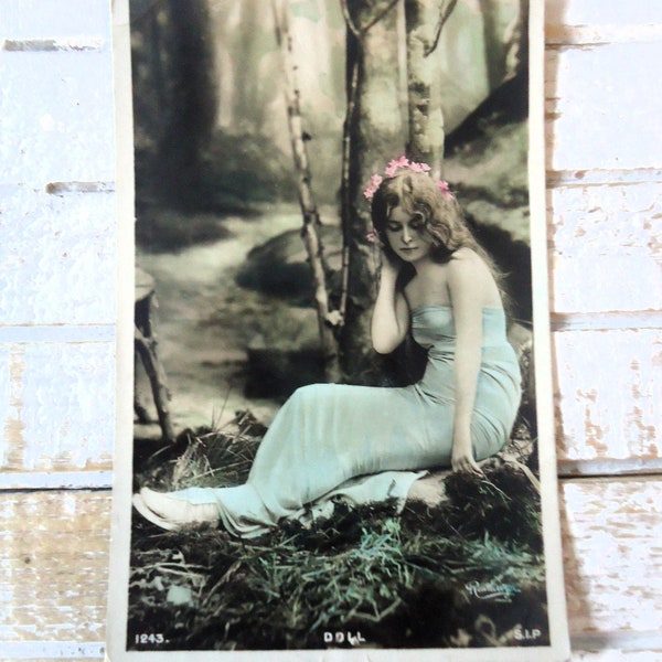 Carte postale de poupée nymphe des bois -plis- Artiste femme fille, arbres de la forêt cheveux longs, robe édouardienne fleurs fée mystique, teinté français, 1900