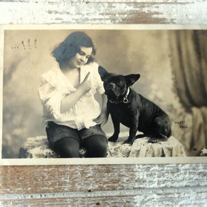 Antike französische Hund Postkarte - französische Bulldogge Haustier, Hundeliebhaber Mädchen, Kleidung Edwardian, sepiafarben, 1900