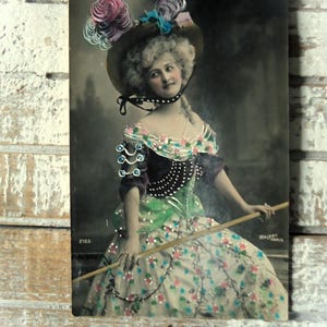 Antica cartolina di Marville - Artista bellissima, cappello, rose, vestito, ritratto, Teatro Capucines Parigi, tinte francesi 1900