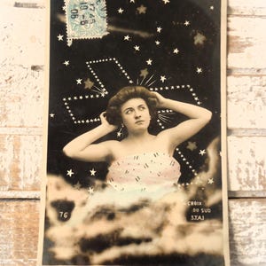 Carte postale d'astronomie ancienne - Femme étoiles, ciel nocturne, portrait édouardien STAI, signe de la constellation de la Croix du Sud, teintée vers 1900