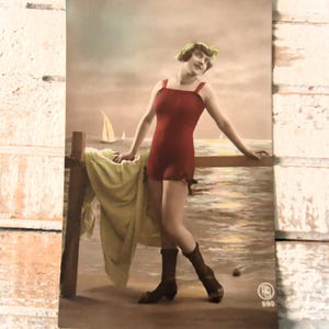 Antieke strand ansichtkaart - badende schoonheid, vrouw dame meisje, badpak hoofddoek hek, grote handdoek, zeezeilboten, frans getint 1900