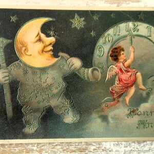 Cartão postal antigo de ano novo em relevo - Desenho em relevo, alabarda em forma de lua crescente, estrelas, anjo, meio-dia, colorido, 1900