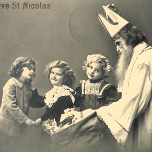 Antica cartolina di Babbo Natale - La borsa di San Nicola presenta giocattoli, tre bambine, bambola in stile edoardiano, seppia francese 1900