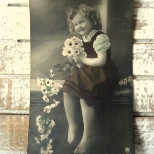 Antieke ansichtkaart Candice Ashton - klein meisje, Edwardiaans schoonheidsmodel, Belle Epoque, bloemen madeliefjes, Frans getint 1900