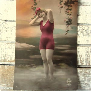 Antieke strandkaart - Edwardiaans badpak, boog oceaanzee, vrouw meisje golven, plantenmode, franse hand getint 1900