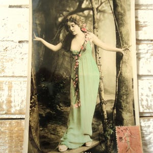 Wood nimf pop ansichtkaart-vouw- kunstenaar vrouw dame meisje, bos bomen lang haar, edwardiaanse jurk mystieke fee, franse hand getint, 1900