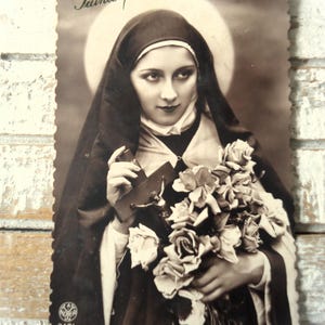Antike Heilige Therese Postkarte - Nonne Schwester soeur, Kruzifix Kreuz Rosen Blumen, heitere hingebungsvolle religiöse Frau, katholisch sepiafarben 1920