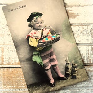Antieke paaskaart - Klein meisje, Edwardiaanse modehoed, paaseierenmand, haas konijn, glanzend Franse hand getint, 1900