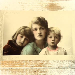 Cartão postal antigo de Gladys Cooper - atriz britânica, retrato de filha e filha, artista de teatro, colorido, 1900
