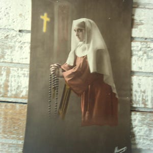Ancienne carte postale religieuse - Religieuse catholique, chapelet croix de prière, habit d'église serein, français teinté 1900