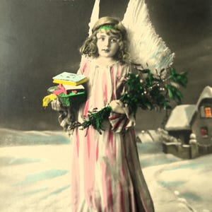 Cartão postal de anjo antigo - Menina, vestido longo com asas de Natal, presentes de brinquedos, visco, neve de inverno, tingido em francês, 1900