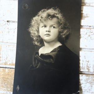 Ancienne carte postale portrait de Candice Ashton - Petite fille, modèle de beauté édouardienne, Belle Epoque, sépia français 1900