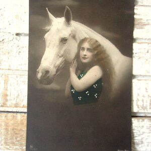 Antieke paardenkaart - Actrice Henny Porten, dame vrouw meisje, romantisch mysterieus wit dier, Edwardiaans beeld, nachtavond, getint 1900