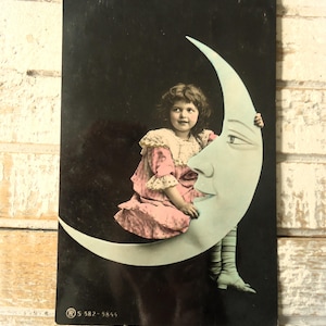 Antieke papieren maankaart - klein meisje, Edwardiaanse kanten jurk, halve maan, fotomontage, surrealisme, Frans glanzend getint 1900