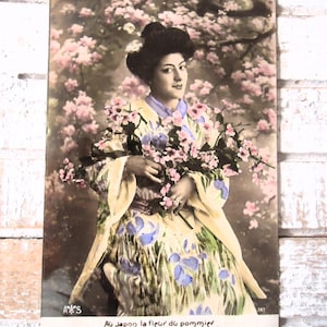 Antieke semi-Japanse ansichtkaart - Europese vrouw, kimono-Aziatische stijl, bloemen, Frans getint 1900