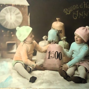Vintage kerstkaart - Drie kinderen trui muts, grote zakken geld geluk, gelukkig nieuwjaar, twaalf uur, frans getint 1900