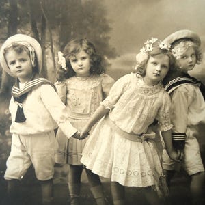Cartão postal infantil antigo - Quatro crianças, traje eduardiano, chapéu de marinheiro, margaridas da moda, floresta brincando, sépia francesa 1900